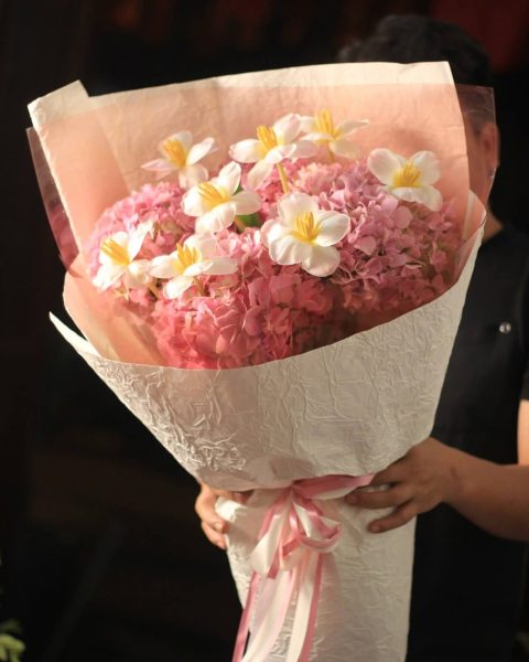 Bó hoa tulip  và tú cầu hồng