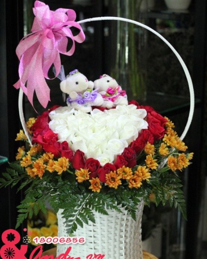 Giỏ hoa hồng và gấu bông