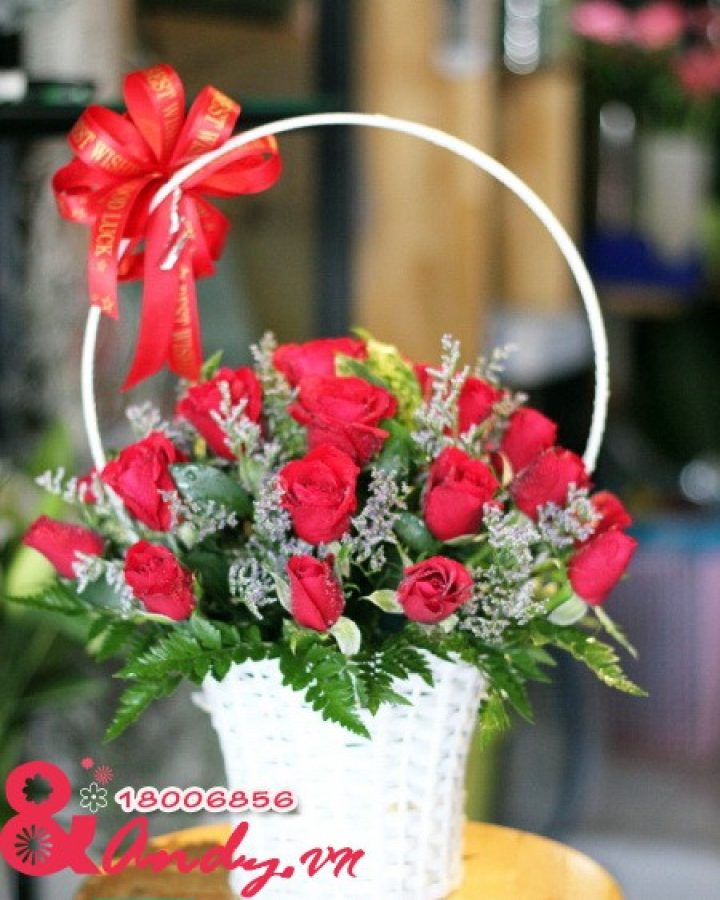 Giỏ hoa hồng đỏ và sao tím